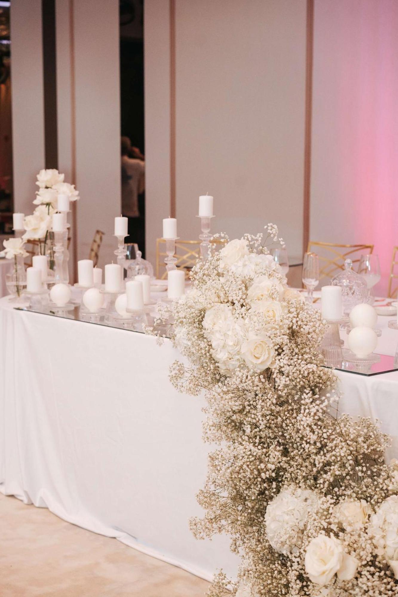 Radisson Blu Hotel, Cluj Esterno foto A table decorated with white flowers and candles